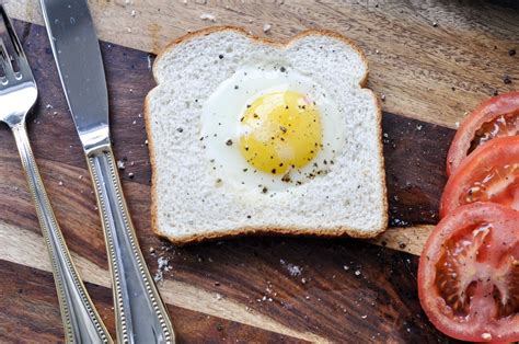 Toad In The Hole Or Fried Eggs Nestled In Bread Suburble Recipe Easy Meals Food