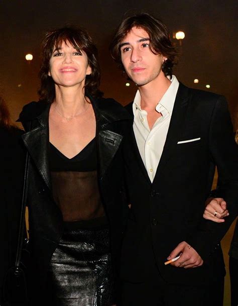 The young model was spotted by photographers as she was enjoying a sunny day filled with romance with her boyfriend, ben attal. Charlotte Gainsbourg et Ben Attal - Charlotte Gainsbourg présente son fils Ben au premier rang ...