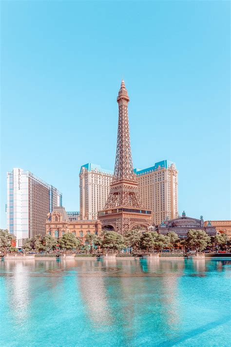 9 Essential Things To Know For Visiting The Las Vegas Strip Hand