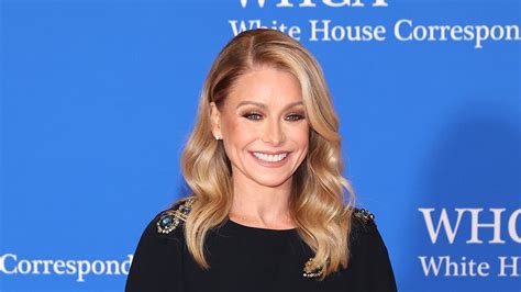 Kelly Ripa 53 Shows Off Strong Af Arms While Doing Pushups