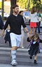 Xabi Alonso lleva a sus hijos al colegio a pesar de llevar una férula