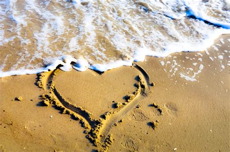 รูปภาพ ชายหาด ชายฝั่ง น้ำ ทราย มหาสมุทร รอยพระบาท ริมทะเล ความรัก หัวใจ ท่อง