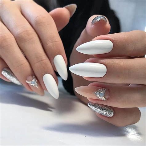 Reinventa el estilo del verano y regresa a los clásicos con estas ideas de manicure en blanco y negro ¡híper sofisticadas y discretas! 🥇 Uñas Blancas decoradas 2020【 90 Diseños IMPERDIBLES