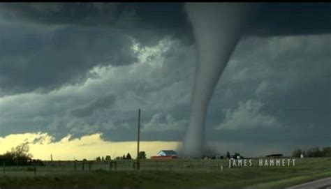 Tornado will also run on. Cette vidéo extraordinaire d'une tornade massive vous ...