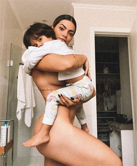 Kelly Key Surge Completamente Nua Em Foto O Filho No Banheiro