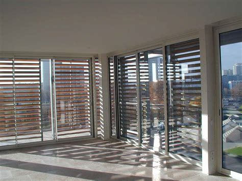 Pour agrémenter la pose de votre baie vitrée coulissante, vous pouvez ajouter des éléments supplémentaires à vos travaux. Fabricant de baies coulissantes aluminium - Fab Alu Tec