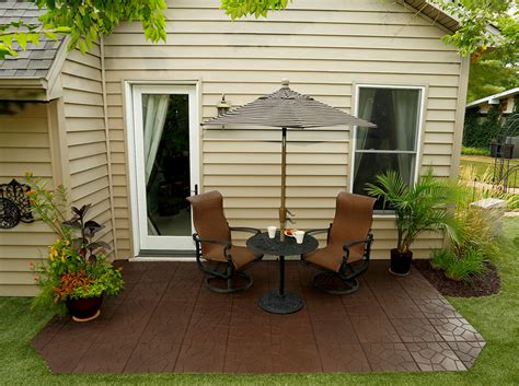 Choose from differing sizes in square slab, rectangular brick, round, and natural stone. Lasting Beauty Pavers | IMC Outdoor Living