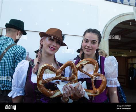 Zwei Mädchen Mit Einem Riesigen Breze Am Ersten Tag Der Oktoberfestfeiern In München