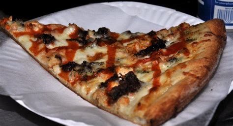 ¿Cuántas calorías hay en una rebanada de pizza Pizzeria?