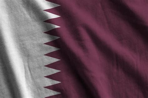 Bandeira Do Qatar Com Grandes Dobras Acenando Sob A Luz Do Estúdio Dentro Dos Símbolos Oficiais