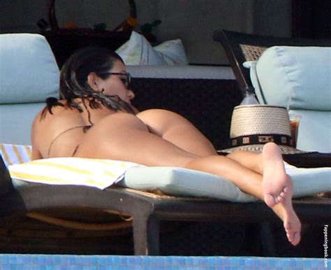 Kourtney Kardashian Sizzles In Striped Thong Bikini Wstale Hot Sex