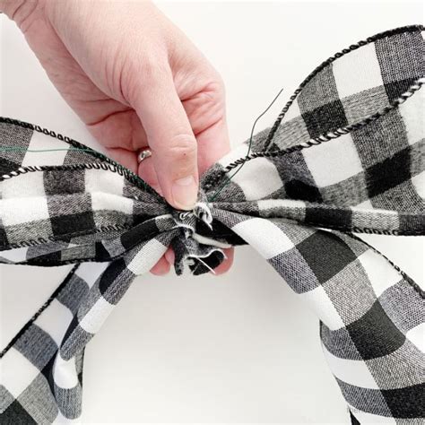 How To Make A Bow For A Wreath Easy How To Make Bows Bows Diy