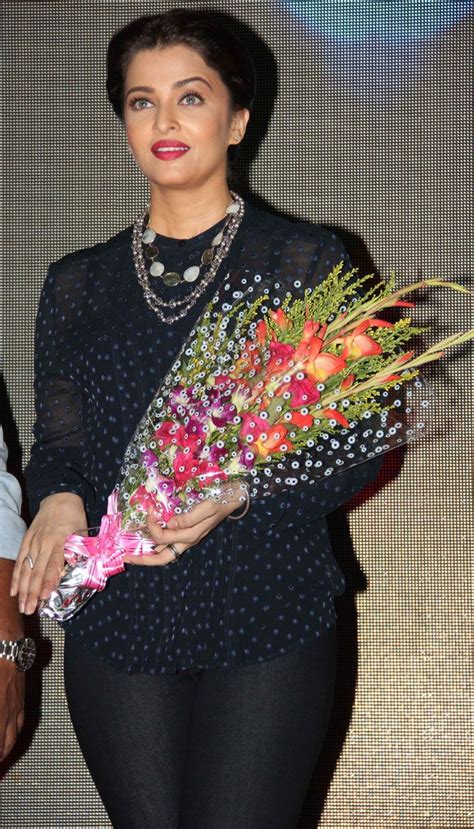 Aishwarya Rai Bachchan Promotes Jazbaa At Mithibai College Festival