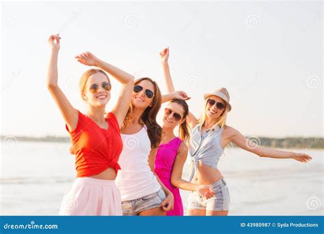 Grupo De Mujeres Sonrientes Que Bailan En La Playa Imagen De Archivo