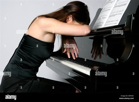 Klavier Pianist junge Frau sitzt am Klavier mit dem Kopf in Hände Leistung Praxis