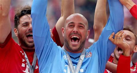 The former liverpool and bayern munich reina's napoli recently relinquished top spot in a pulsating serie a title race with juventus following a defeat and a draw as their rivals extended their. Fútbol mundial: Pepe Reina dejó el Bayern Múnich para ...
