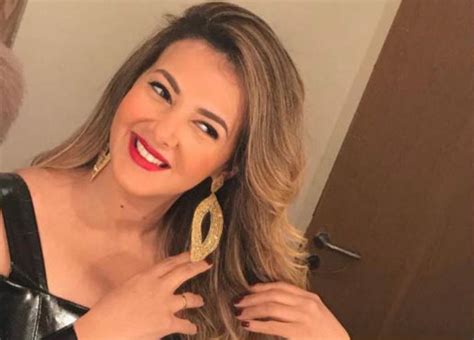 ممثلة ومغنية مصرية، كانت بدايتها وهي طفلة حيث شاركت بالتمثيل عام 1995 من خلال فيلم (امرأة وامرأة)، ثم شاركت بعدها. بالصور- دنيا سمير غانم تعلن عن "عودتها القوية" بجلسة تصوير ...