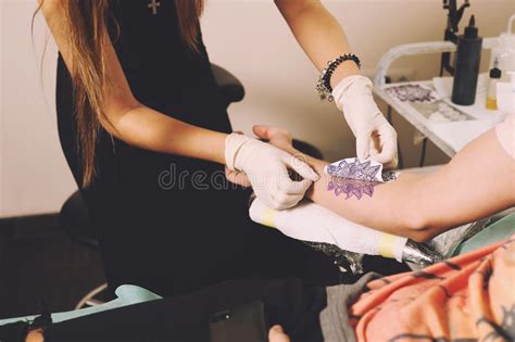 Tatuatore Matrice Che Mostra Processo Di Fabbricazione Del Tatuaggio Su Uno Stomaco Di Una Donna
