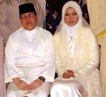 Sultan muhammad v married tengku zubaidah binti tengku norudin bin tengku muda (née kangsadal pipitpakdee), member of the pattani royal family on 15 november 2004.they divorced in 2007. The Monarchies: October 2011