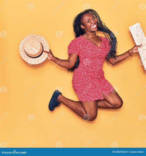 Joven Hermosa Afroamericana Con Ropa De Verano Sonriendo Feliz Foto De