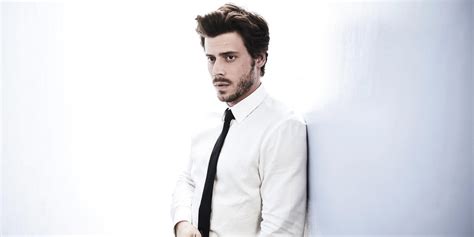 schitt s creek actor françois arnaud comes out as bisexual