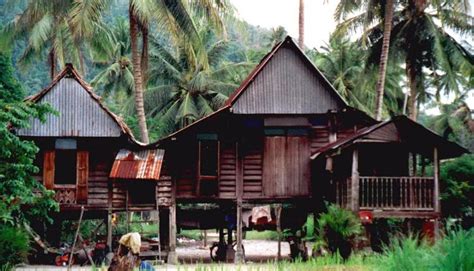 So the only purpose of a house is to protect them from rain and sun. SEJARAH DAN TEORI SENIBINA 2: THE MALAY WOODEN HOUSE ISSUES