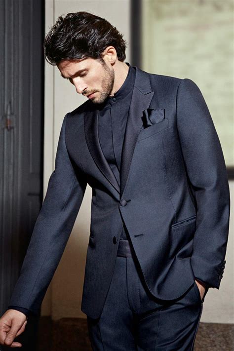 Custom Navy Blue Tuxedos Peaked Lapel Wedding Suits For Men Two Button
