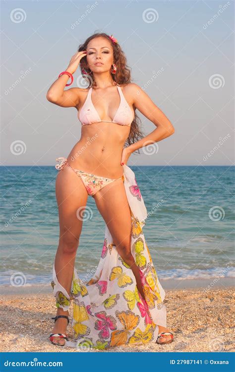Sexy Schöne Frau Im Bikini Am Strand Stockbild Bild Von Entspannung Schal 27987141