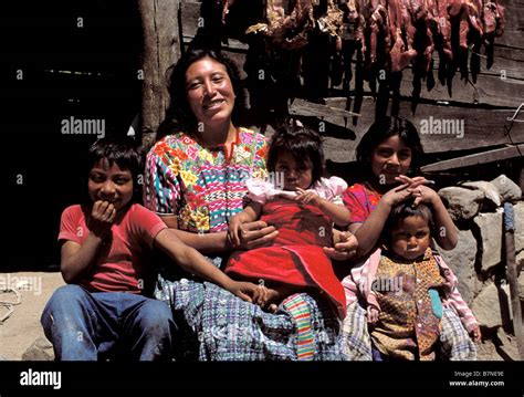 La Familia Maya De Guatemala Con La Madre Y Los Hijos Cerca De