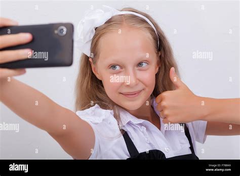 recht jugendlich mädchen die die selfies mit ihrem smartphone stockfoto bild 90604666 alamy