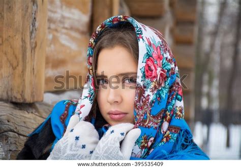 「beautiful russian woman traditional shawl near」の写真素材（今すぐ編集） 395535409