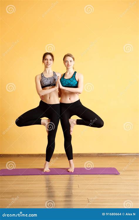 Deux Jeunes Filles Faisant Des Exercices Photo Stock Image Du