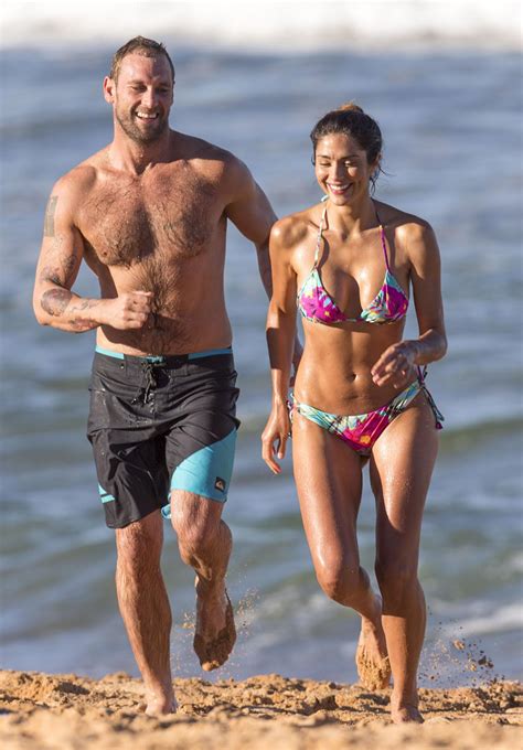 Home And Away Actress Pia Miller Shows Off Her Trim Figure In A Bright