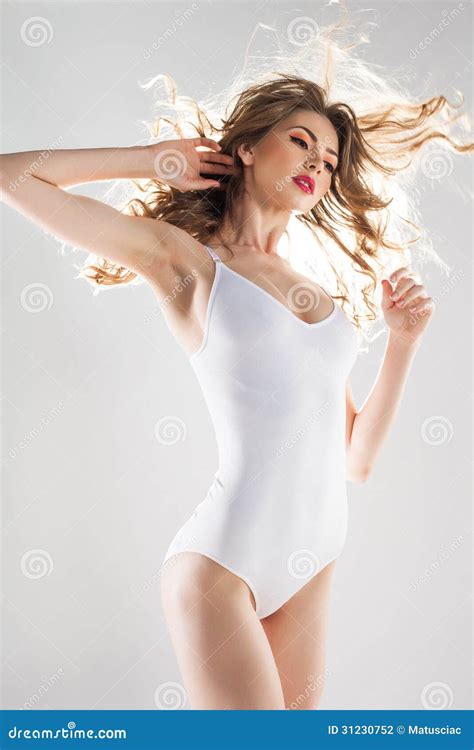 De Mooie Vrouw Met Perfect Lichaam Kleedde Zich In Witte Lichaam Slijtage Stock Foto Image Of