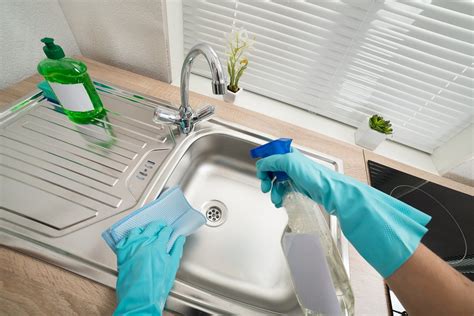 Todos los trucos para limpiar las diferentes superficies del baño, los muebles de la cocina, el horno, el lavavajillas. Limpieza en la cocina para cuidar la salud. Saludalia.com