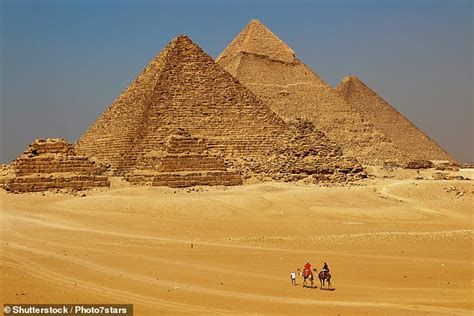 Was Photo Of Couple Having Sex On Top Of Egypt S Great Pyramid Faked