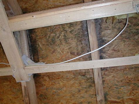 Es sind flachgepresste, dreischichtige holzplatten aus rechteckigen, flachen spänen, die unter einem hohen druck und bei einer hohen temperatur durch warmwalzen zusammengepresst. fehlende luftdichtigkeit