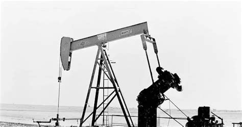 واصلت أسعار النفط، اليوم الجمعة، تسجيل المكاسب بعد قرار مجموعة دول أوبك+ الإبقاء على تخفيضات الإنتاج دون تغيير حتى نهاية أبريل المقبل. اول بئر نفط في السعودية .. حقول النفط في السعودية