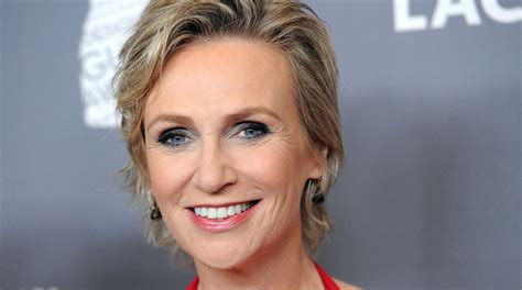 Glee Star Jane Lynch Discusses Her Early Struggles With Being Gay Kitschmix