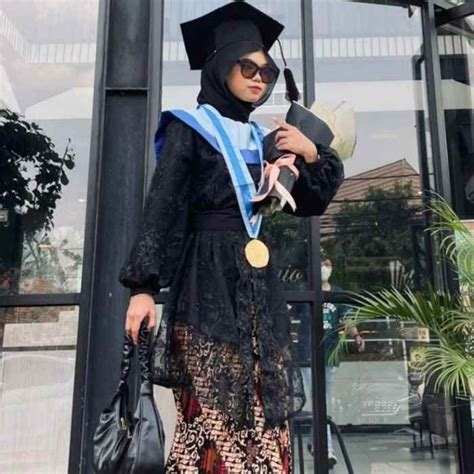 12 Inspirasi Kebaya Wisuda Hijab Dan Modern Terbaru 2022