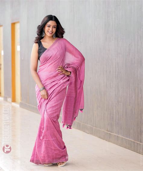 actress roshni haripriyan looks gorgeous in pink saree