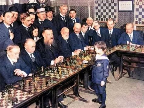 В 1920 году 8 летний Самуил Решевский играл в шахматы сразу с
