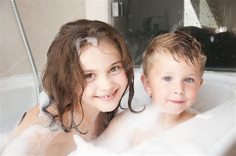 Брат и сестра принимают ванну с пеной стоковое фото ©alekso94 36403905