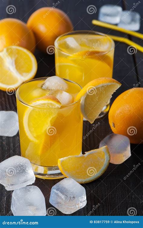Dois Vidros Com A Bebida Alaranjada Na Tabela De Madeira Imagem De Stock Imagem De Frio Fruta