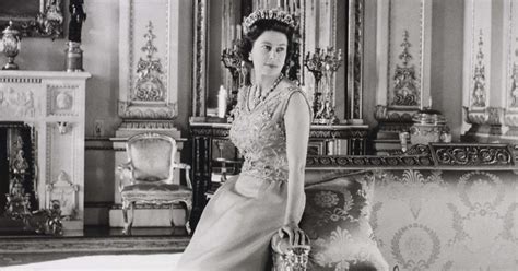 Questo sarà grande su una cornice bianca o nera. Elisabetta II: la vita della regina d'Inghilterra — La ...