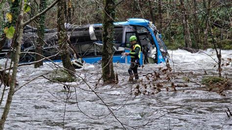 Tragedia En Galicia Cuatro Muertos Al Caer Un Micro A Un R O Y Hay