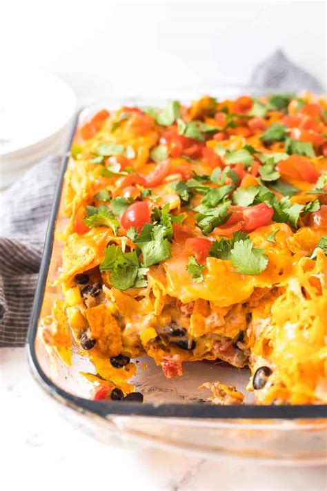 It features layers of ground beef, salsa, sour cream, cheese, and delicious dorito chips. Dorito Casserole Recipe (Ground Beef) - Casserole Crissy