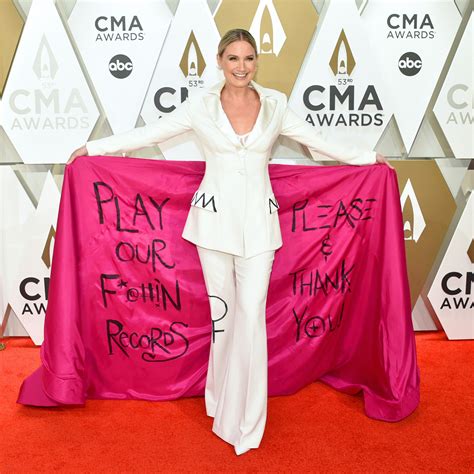 Jennifer Nettles Of Sugarland Arrived At The Cma Awards With A Powerful Message On Her Dress