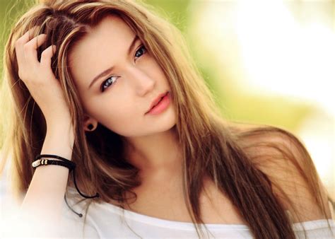 Every hairstyle is accompanied by extensive hairstyle advice, styling instructions, and suitability advice about face shape, hair texture, density, age and other attributes. Beautiful Girl with long hair and pretty eyes image - Free ...