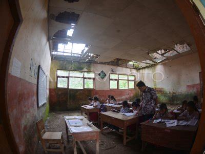 SISWA BELAJAR DI RUANG KELAS YANG RUSAK ANTARA Foto